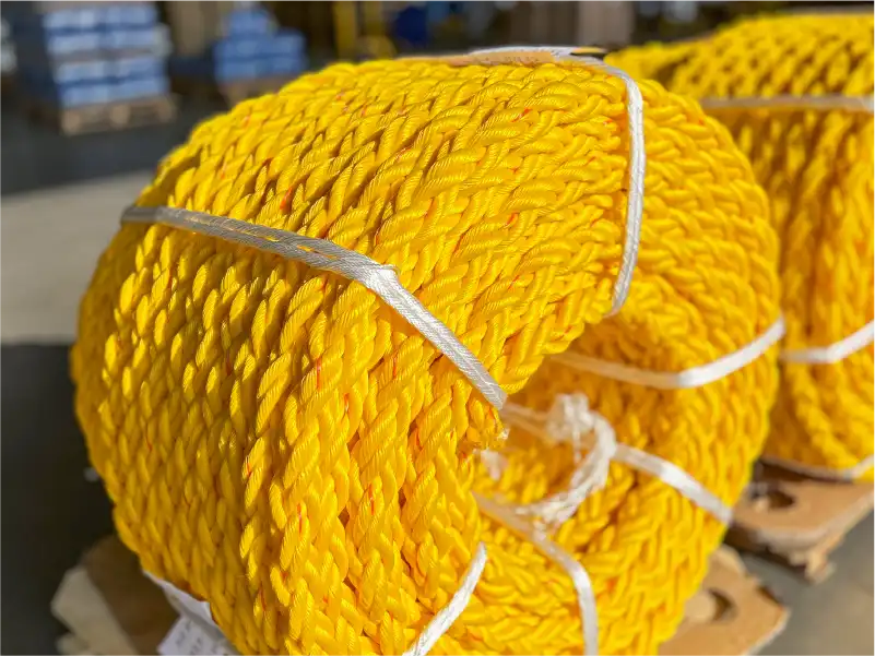 Plasmódia: close-up de rolo de cabo naval de 8 pernas monofilamento em Polipropileno na fábrica em perspectiva
